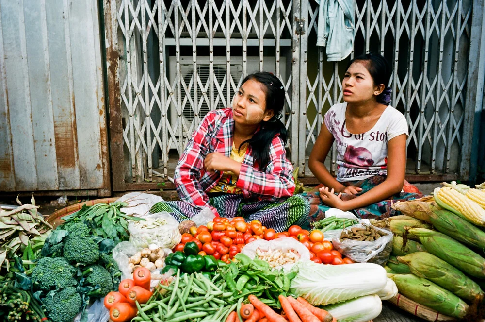 Myanmar Yangon - fotokunst von Jim Delcid
