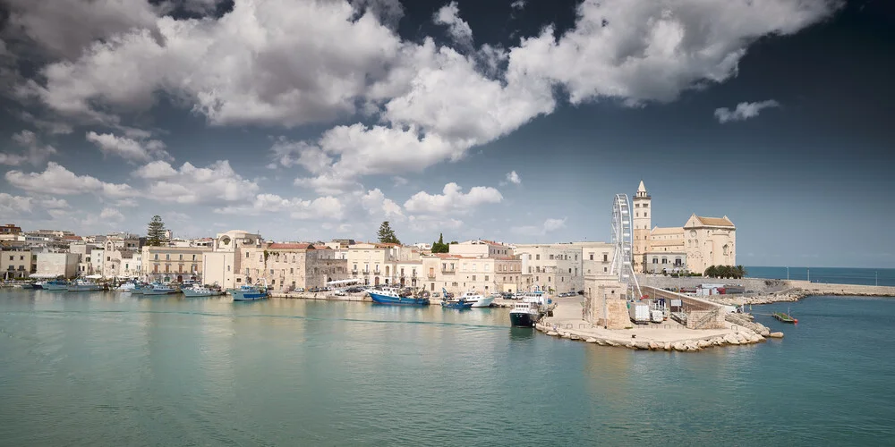 Blick über den Hafen von Trani in Italien - fotokunst von Norbert Gräf