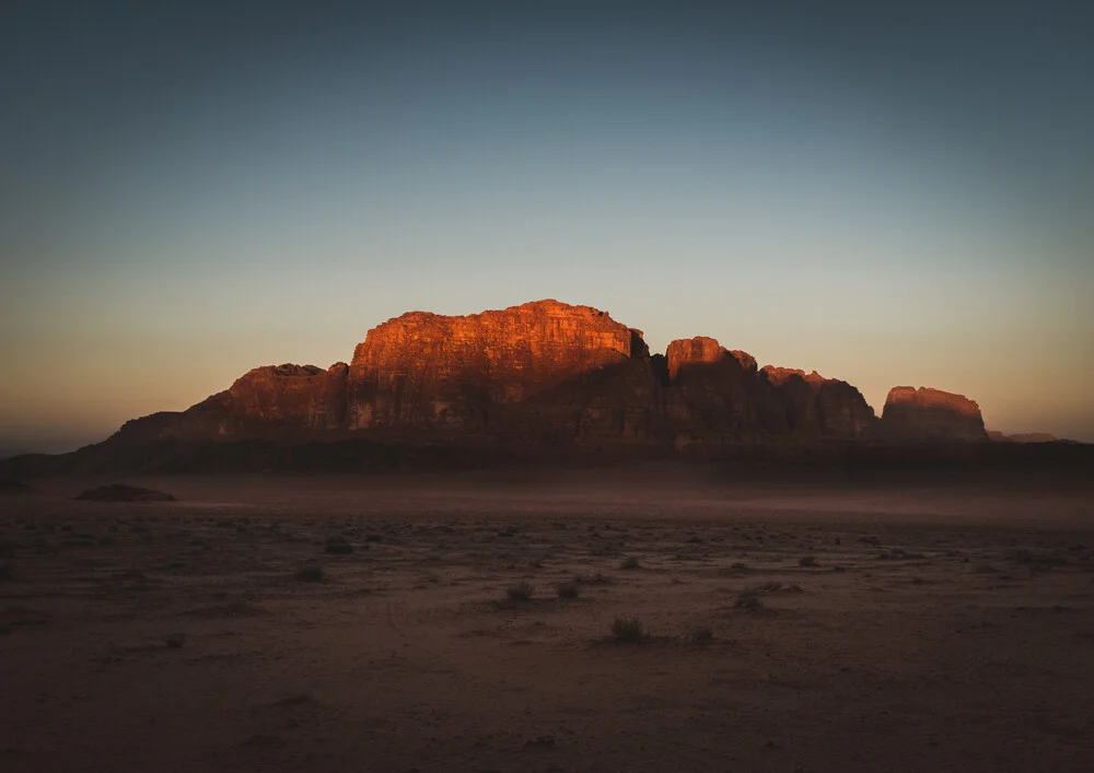 Sunrise in Wadi Rum desert - fotokunst von Julian Wedel