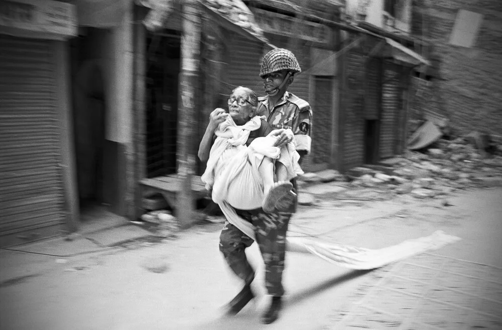 Soldier evacuating old woman, Bangladesh - fotokunst von Jakob Berr