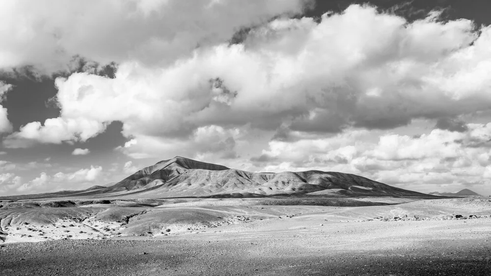 The wideness of Lanzarote - Fineart photography by Valentin Pfeifhofer