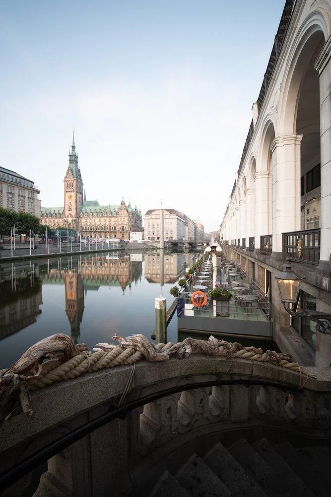 Sonnenaufgang Alsterarkaden Hamburg - fotokunst von Dennis Wehrmann