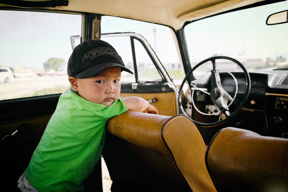 Boy in old Lada in Kyrgyzstan - fotokunst von Victoria Knobloch