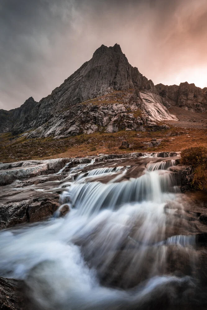Norwegen Wasserfall - fotokunst von Sebastian Worm