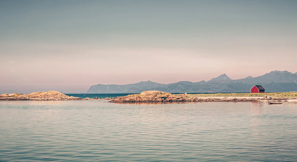 Rote Hütte am Nordmeer - fotokunst von Eva Stadler