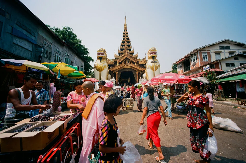 Myanmar Yangon - fotokunst von Jim Delcid