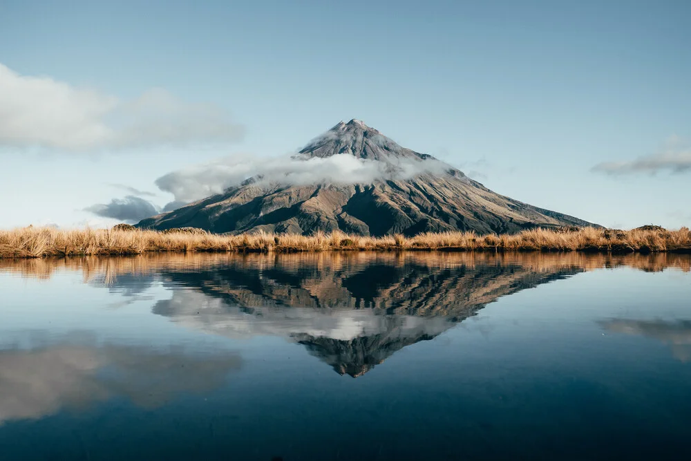 Mount Taranaki Spiegelung - fotokunst von Tobias Winkelmann