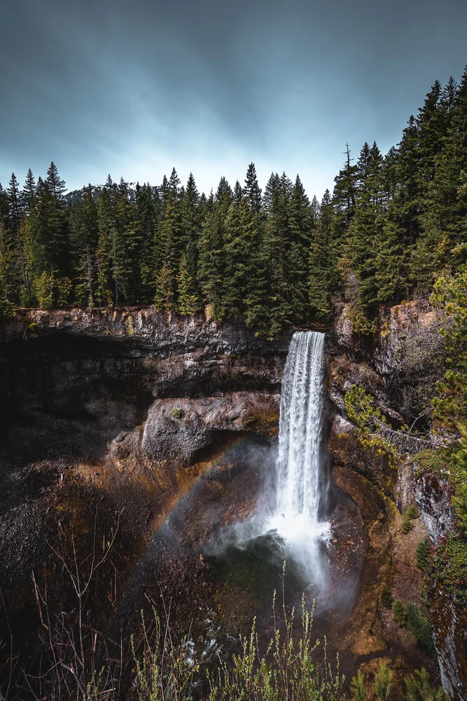 Regenbogen Wasserfall in Kanada - fotokunst von Tobias Winkelmann