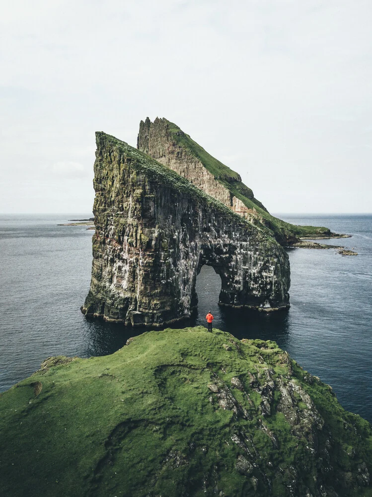 Felsentor Drangarnir auf den Färöer Inseln - fotokunst von Christoph Sangmeister