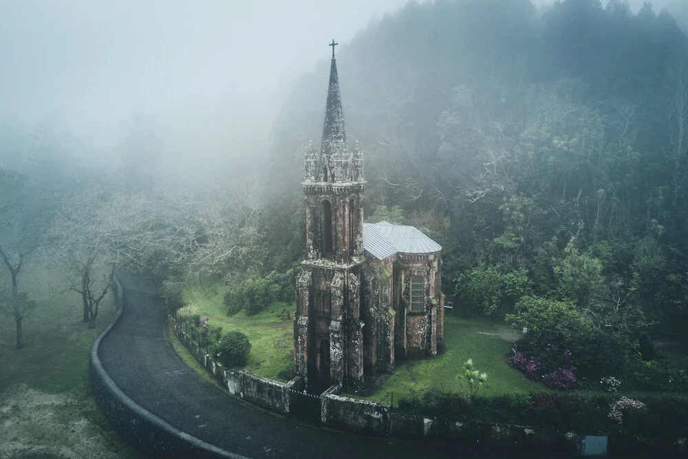 Mystische Kirche auf den Azoren - fotokunst von Christoph Sangmeister