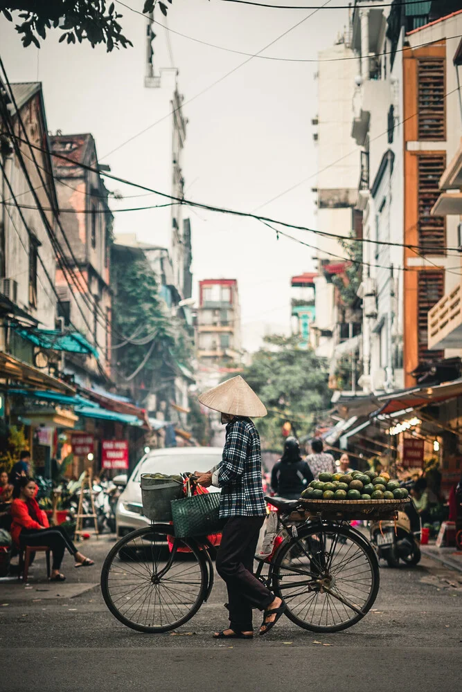 Calmness in busy Hanoi - fotokunst von Tobias Winkelmann