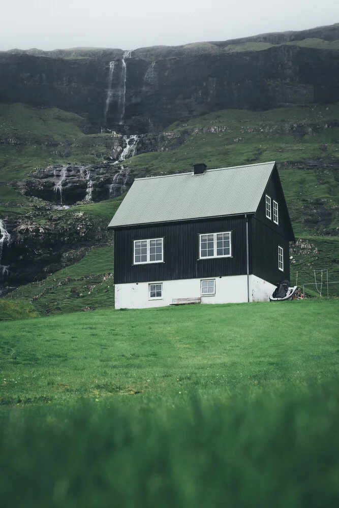 Haus auf den Färöer Inseln - fotokunst von Christoph Sangmeister