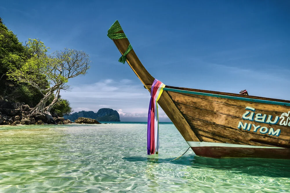 Longtailboot auf Bamboo Island, Thailand - fotokunst von Franzel Drepper