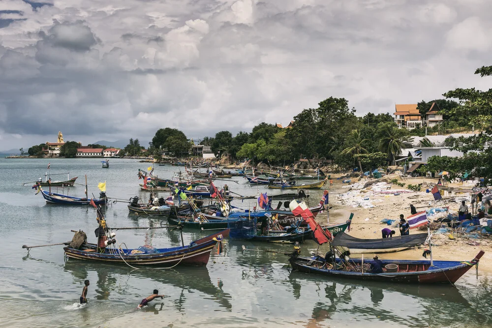 Fischerboote im Hafen auf Koh Samui, Thailand - fotokunst von Franzel Drepper