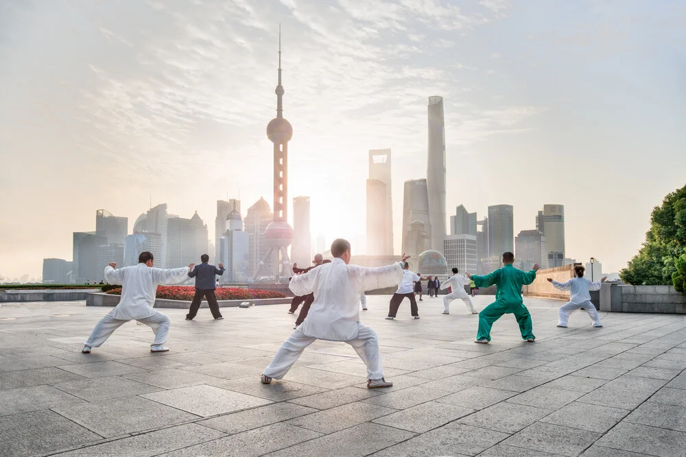 Tai Chi am Bund in Shanghai - fotokunst von Jan Becke