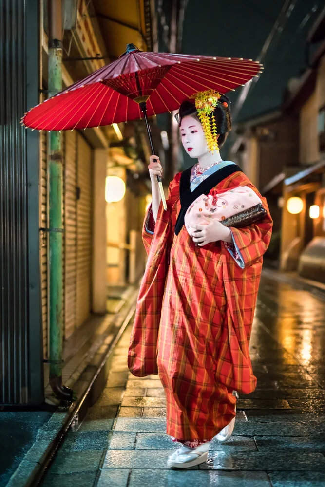 Maiko mit Kimono und Regenschirm, Gion Distrikt, Kyoto - fotokunst von Jan Becke