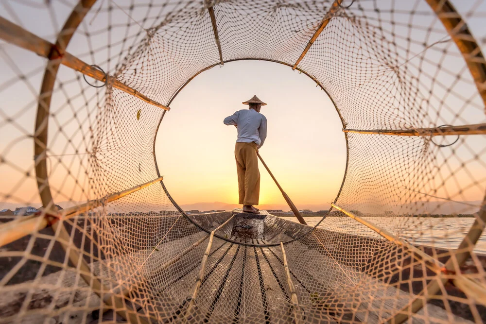 Traditioneller Intha Fischer auf dem Inle See in Myanmar - fotokunst von Jan Becke