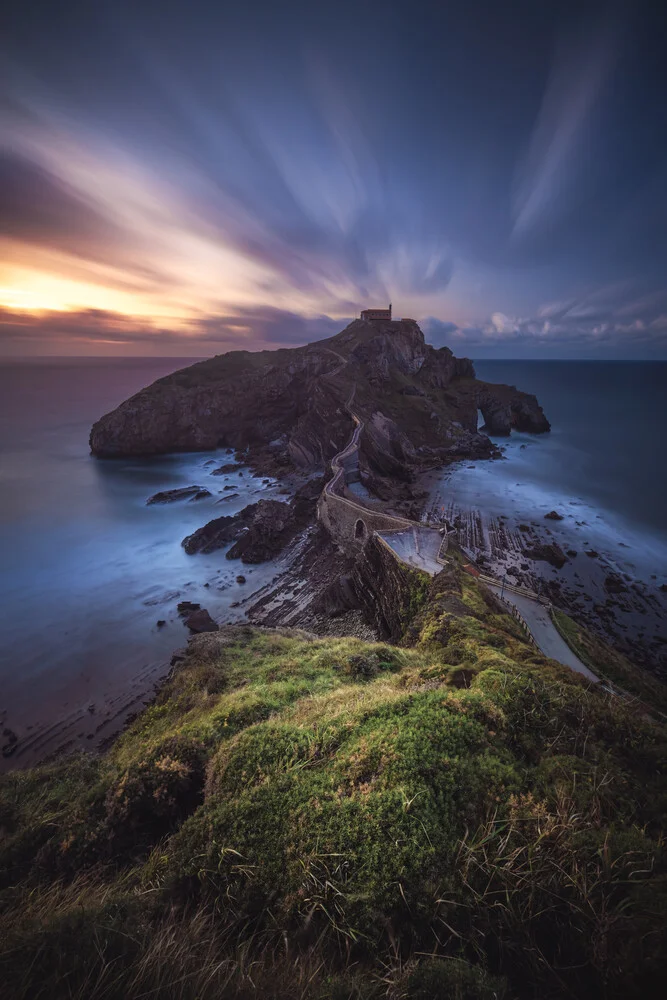 Spanien Gaztelugatxe Halbinsel mit Kapelle zum Sonnenuntergang - fotokunst von Jean Claude Castor