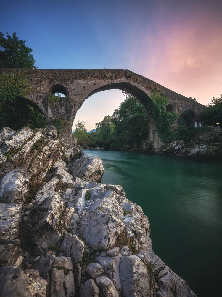 Asturien Canga de Onis Romanische Brücke zum Sonnenuntergang - fotokunst von Jean Claude Castor
