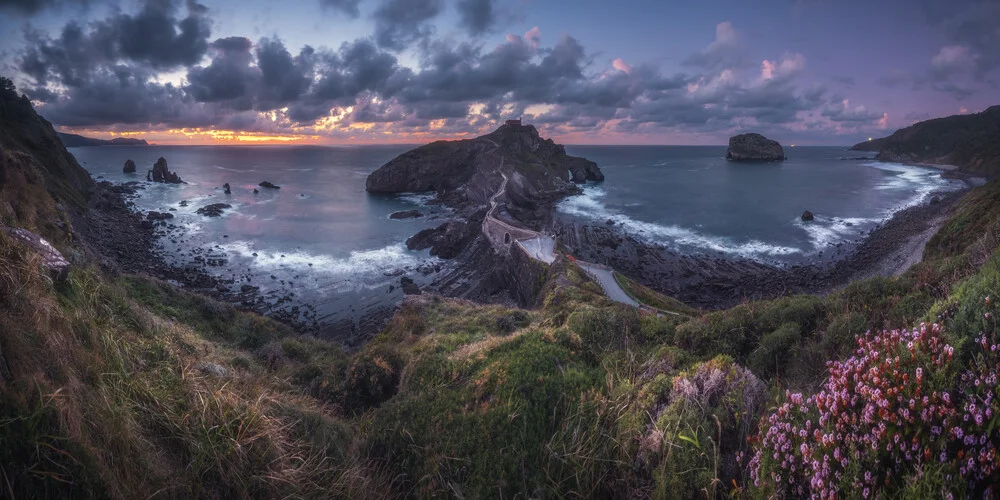 Spanien Gaztelugatxe Panorama zum Sonnenuntergang - fotokunst von Jean Claude Castor