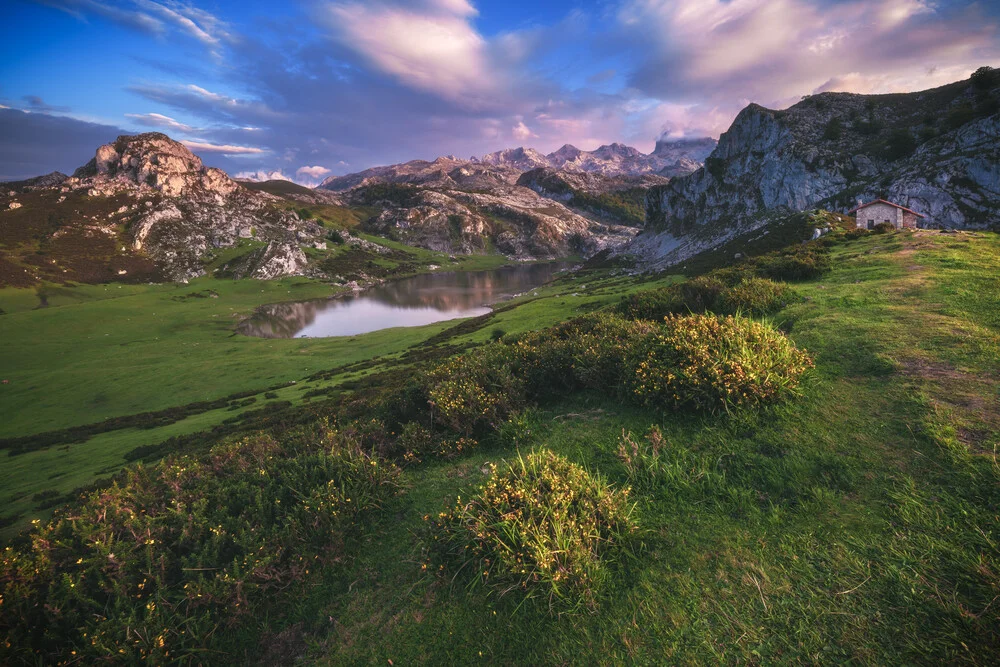 Asturien Lagos de Covadonga Bergseen zum Sonnenuntergang - fotokunst von Jean Claude Castor