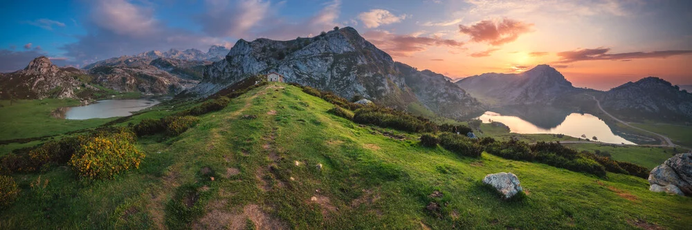 Asturien Lagos de Covadonga Bergseen mit Picos de Europa als Panorama - fotokunst von Jean Claude Castor