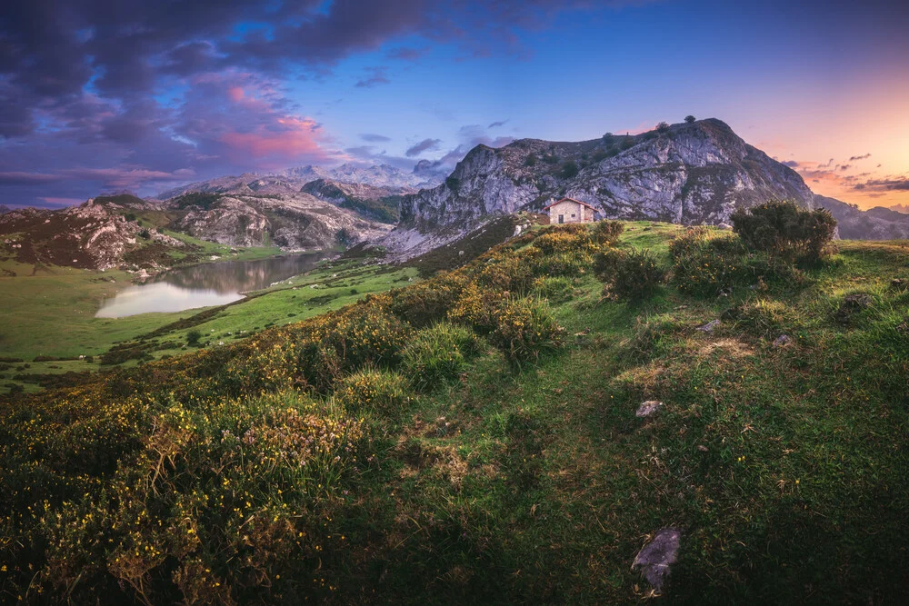 Asturien Lagos de Covadonga Bergseen bei Sonnenuntergang - fotokunst von Jean Claude Castor