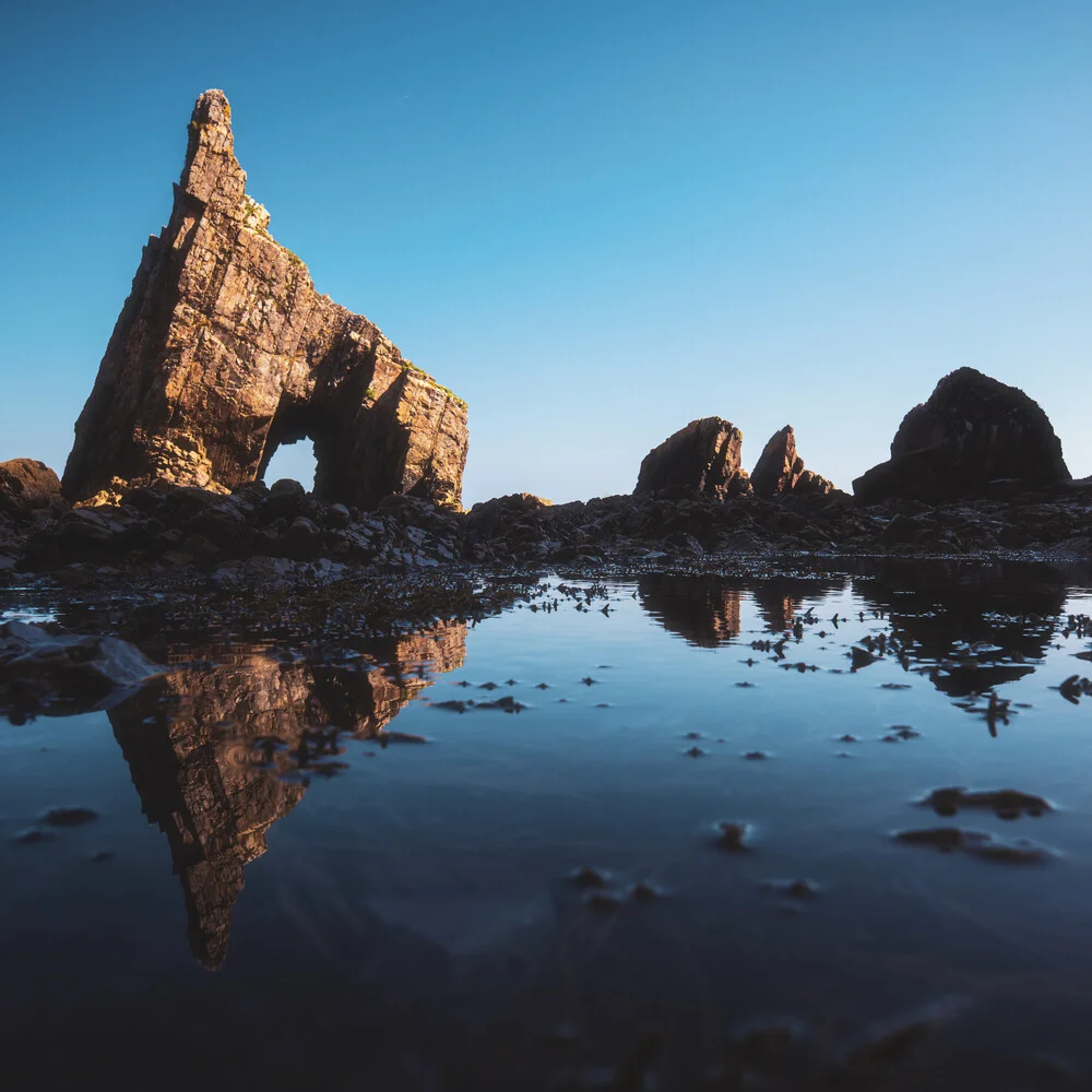 Asturien Playa Campiecho mit Fleszacke und Spiegelung - fotokunst von Jean Claude Castor