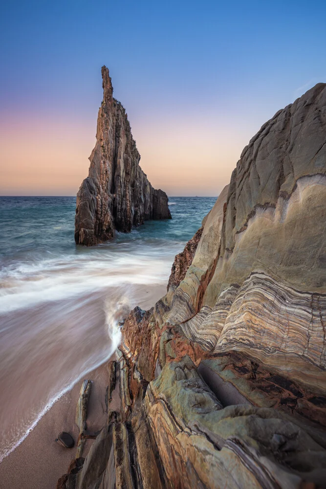 Asturien Playa de Mexota Felszacke am Strand zum Sonnenuntergang - fotokunst von Jean Claude Castor