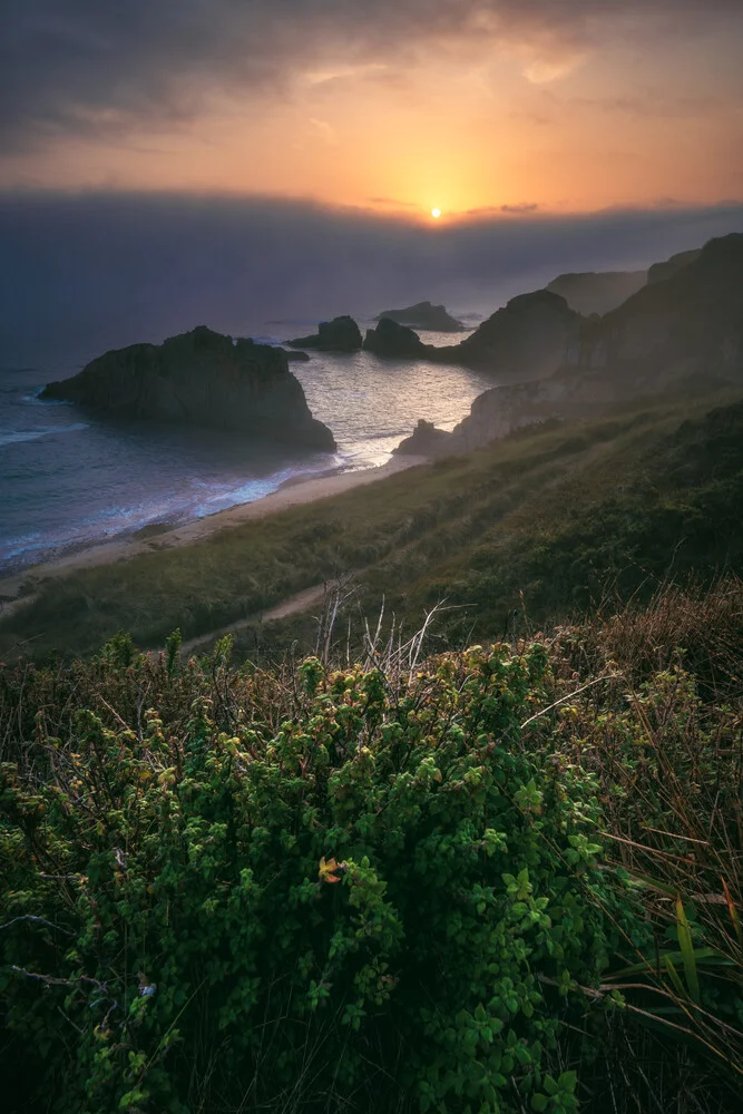 Asturien Playa de Mexota Strand mit Nebelwand zum Sonnenufgang - fotokunst von Jean Claude Castor