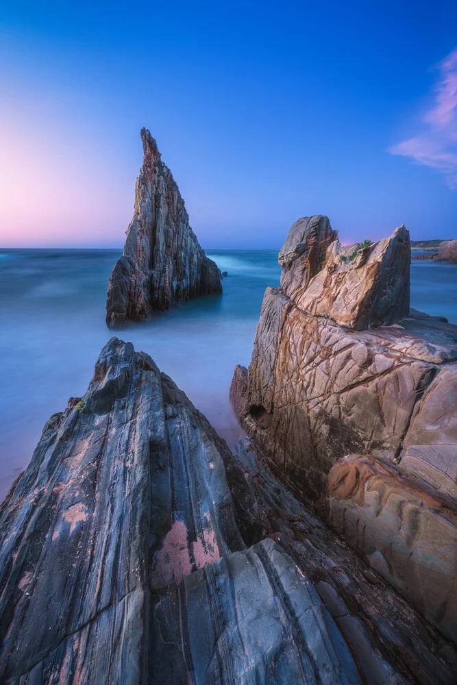 Asturien Playa de Mexota Strand mit Felszacke bei Nacht - fotokunst von Jean Claude Castor