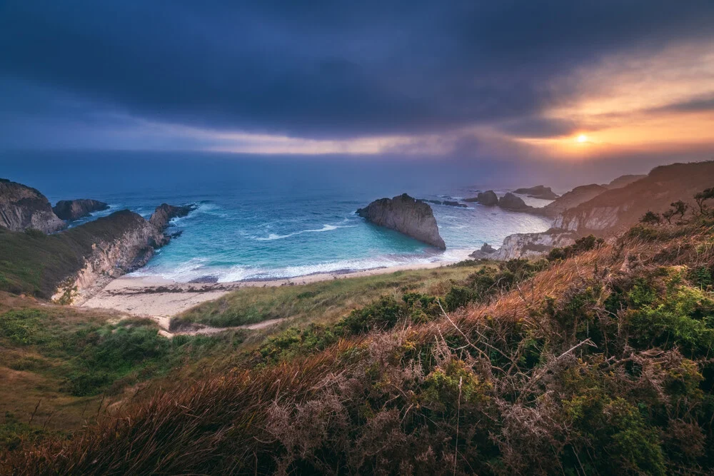 Asturien Playa de Mexota Küste zum Sonnenaufgang - fotokunst von Jean Claude Castor