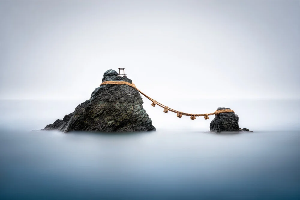 Meoto Iwa Felsen in Japan - fotokunst von Jan Becke