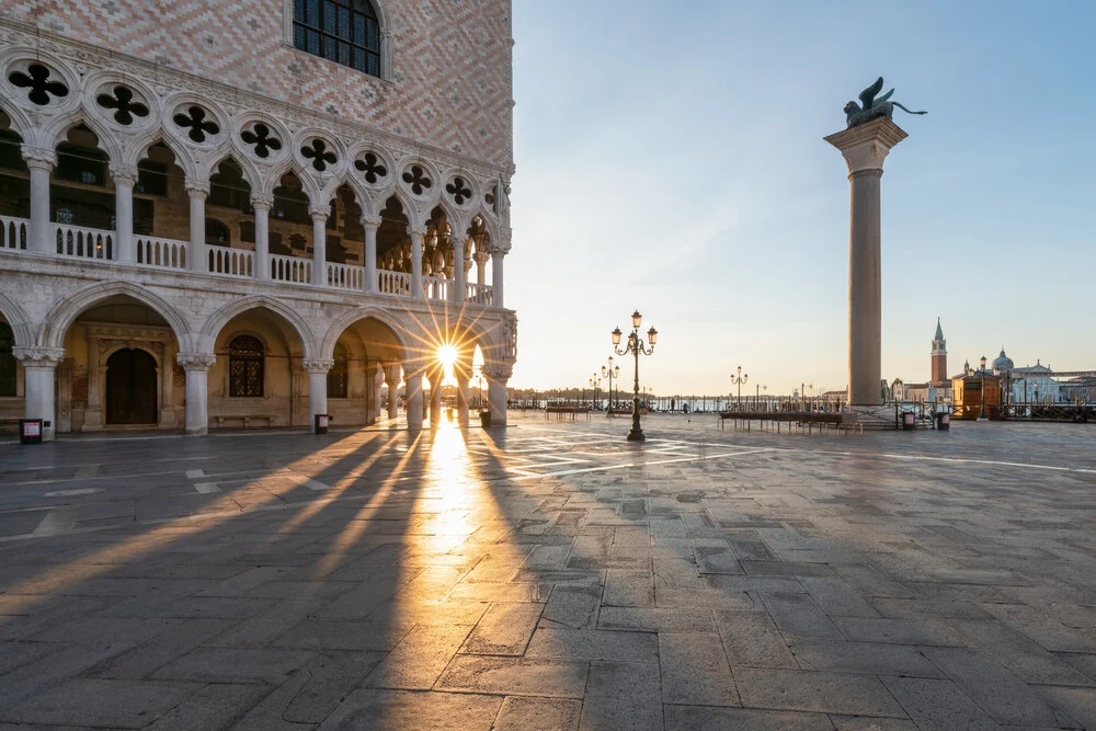 Sonnenaufgang am Markusplatz in Venedig - fotokunst von Jan Becke