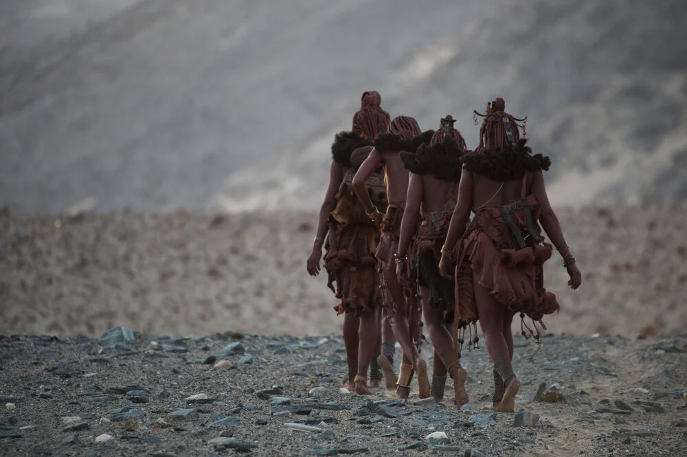 Himba women - fotokunst von Nicole Cambré