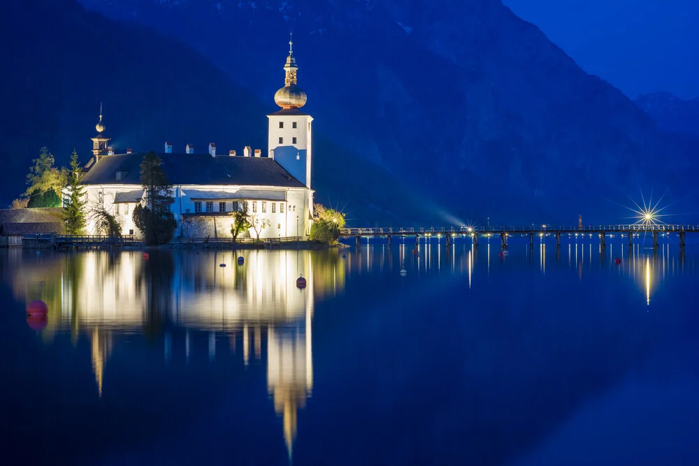Blaue Stunde in Gmunden - fotokunst von Martin Wasilewski