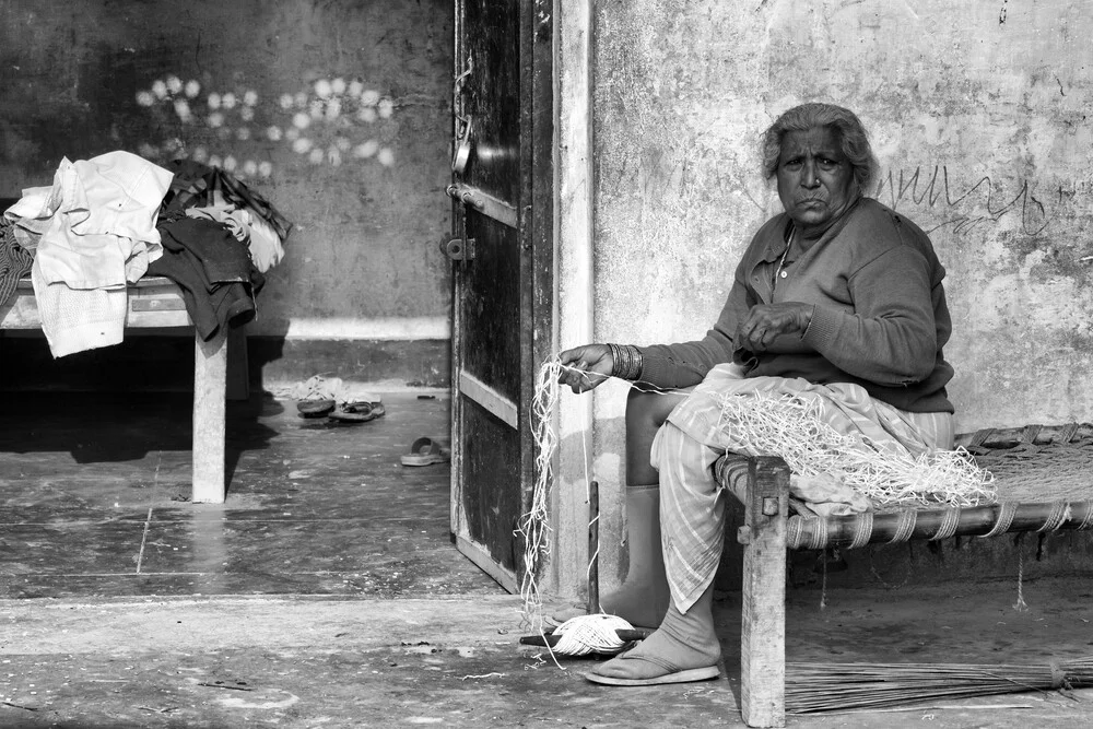 Portrait Village lady - fotokunst von Jagdev Singh