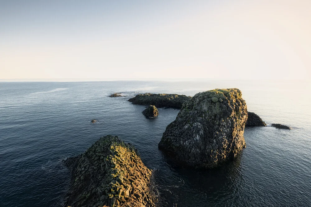 Felsen im Atlantik - fotokunst von Pascal Deckarm