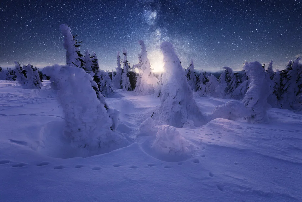 Eine kalte Winternacht unter Sternenhimmel - fotokunst von Oliver Henze