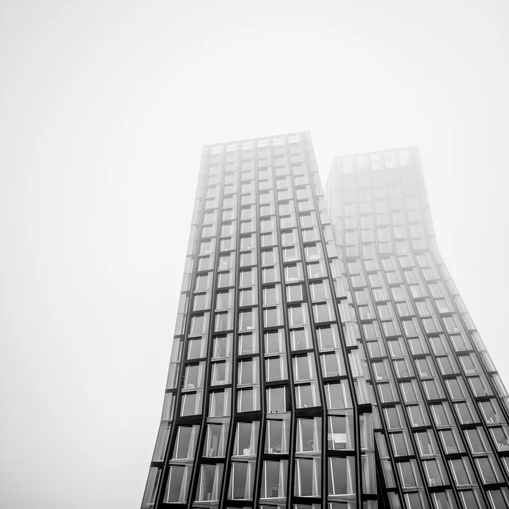 Tanzende Türme in Nebel gehüllt - fotokunst von Dennis Wehrmann