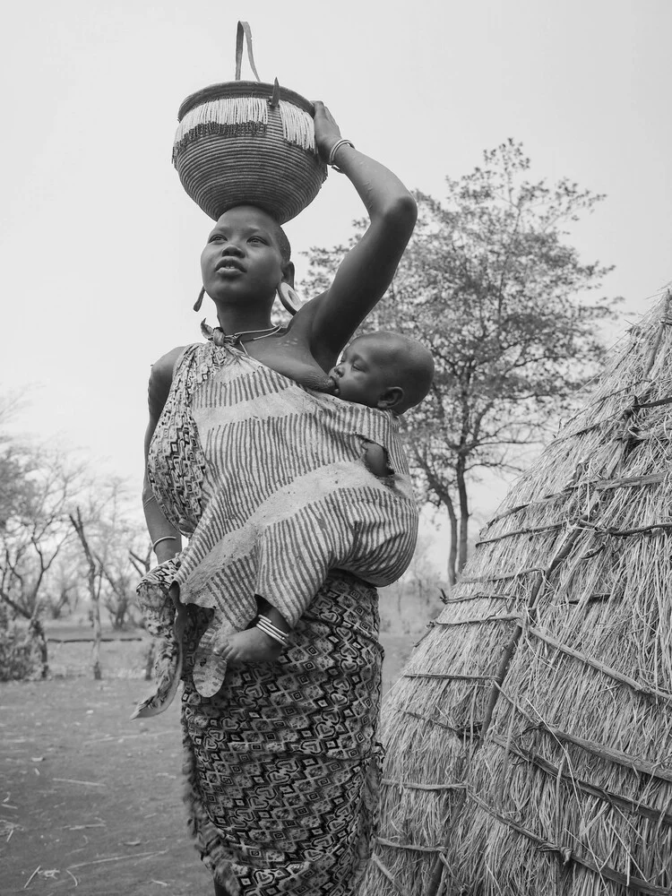 Junge Mursi Frau mit ihrem Baby - fotokunst von Phyllis Bauer