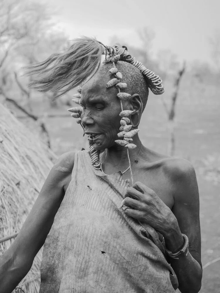 Ältere Frau des Stammes der Mursi mit Kopfschmuck - fotokunst von Phyllis Bauer