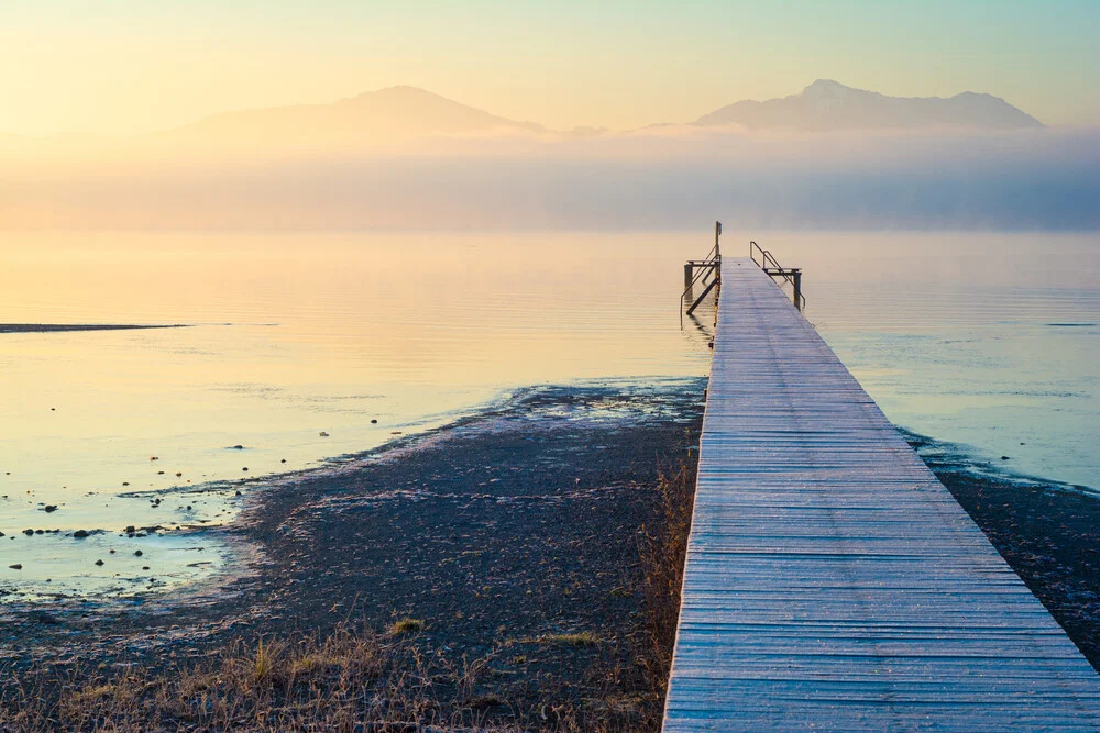 Wintermorgen am Chiemsee, Deutschland – Fotokunst von Martin Wasilewski als Poster oder Acrylglasbild