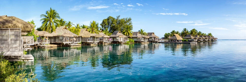 Urlaub in einem Overwater Bungalow in der Südsee - fotokunst von Jan Becke