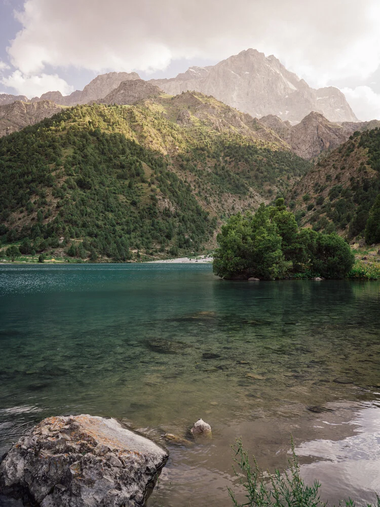 Bergsee im Fan Gebirge in Tadschikistan - fotokunst von Claas Liegmann