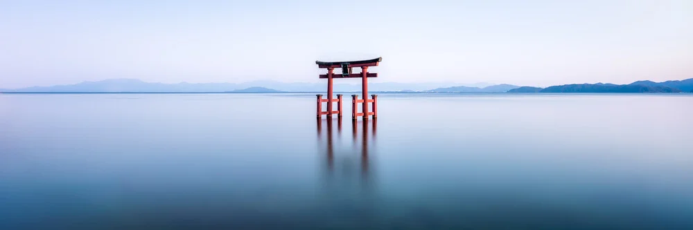 Rotes Torii - fotokunst von Jan Becke