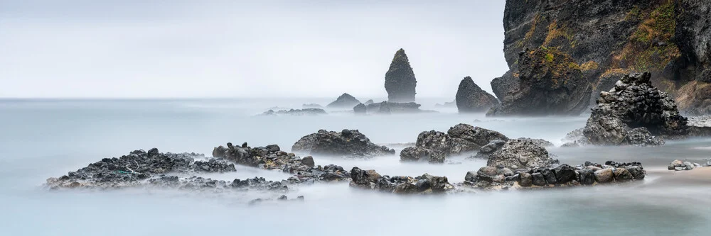 Japanische Felsküste auf der Insel Hokkaido - fotokunst von Jan Becke