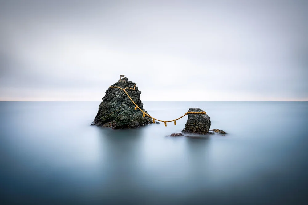 Meoto Iwa Felsen in Japan - fotokunst von Jan Becke