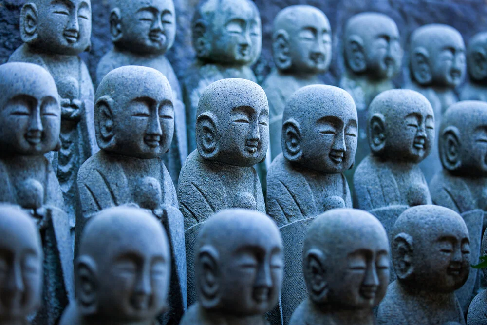 Buddhistische Jizo Statuen - fotokunst von Jan Becke