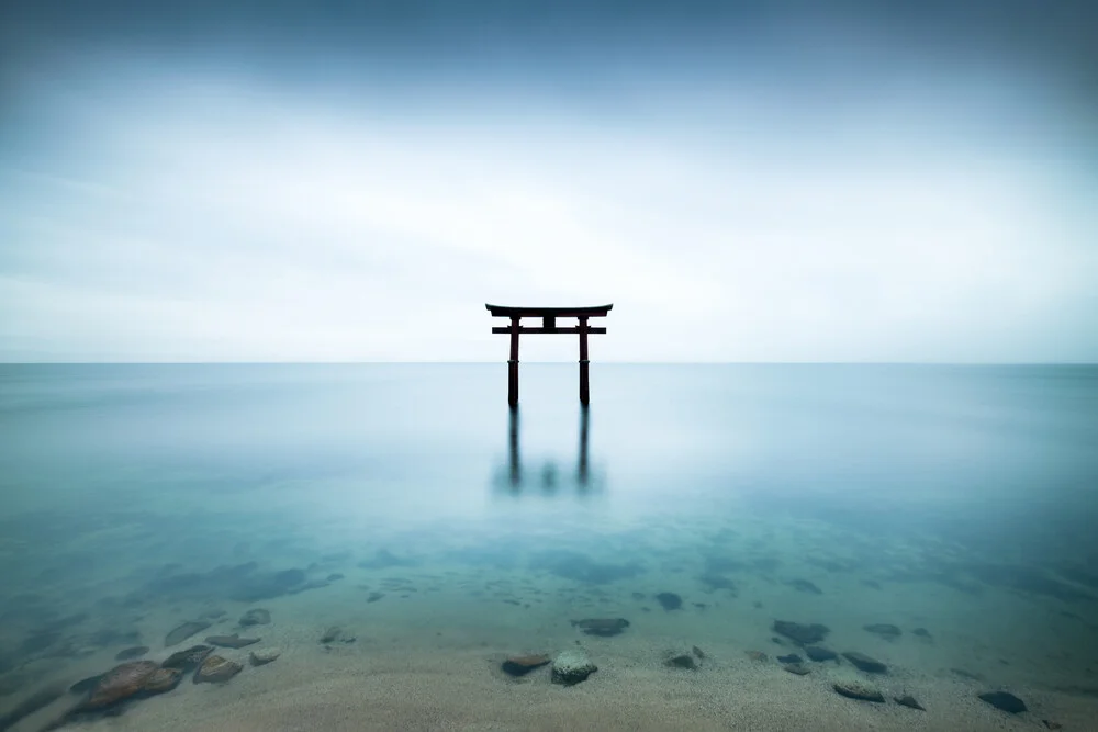 Torii am Biwa See - fotokunst von Jan Becke